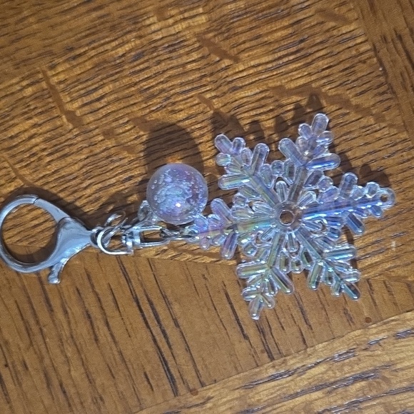 Snowflake Keychain - Picture 5 of 5